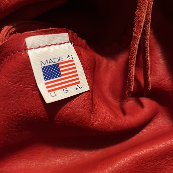 Red leather shoulder bag, soft and great for the holidays😊 - Picture 2 of 9